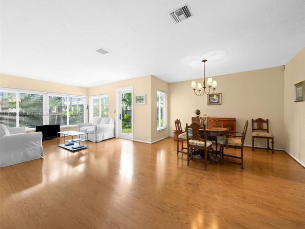 1038 Tyler St, Hollywood FL 33019