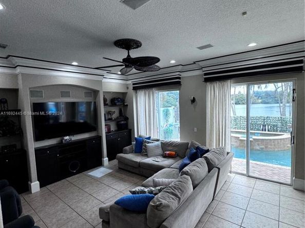 5363 SW 38th Ave, Hollywood FL 33312