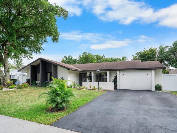 10446 SW 52nd St, Cooper City FL 33328