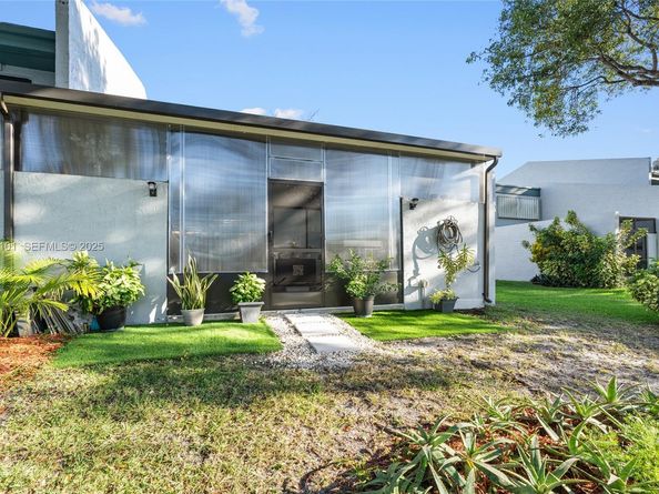 1064 NW 97th Ave 219, Pembroke Pines FL 33024