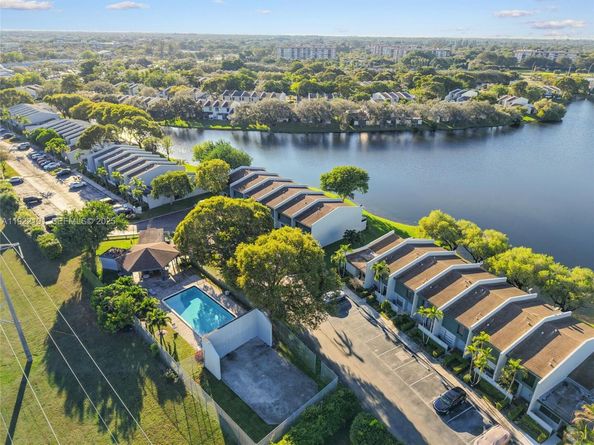 1064 NW 97th Ave 219, Pembroke Pines FL 33024