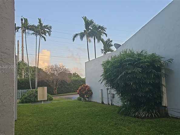 1064 NW 97th Ave 219, Pembroke Pines FL 33024