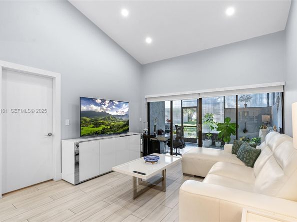 1064 NW 97th Ave 219, Pembroke Pines FL 33024