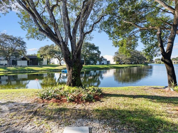 1064 NW 97th Ave 219, Pembroke Pines FL 33024