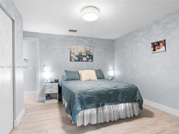 1064 NW 97th Ave 219, Pembroke Pines FL 33024