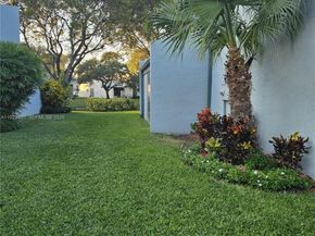 1064 NW 97th Ave 219, Pembroke Pines FL 33024