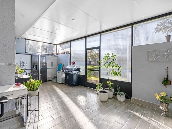 1064 NW 97th Ave 219, Pembroke Pines FL 33024