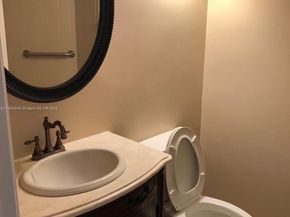 215 Lake Pointe Dr 103, Oakland Park FL 33309