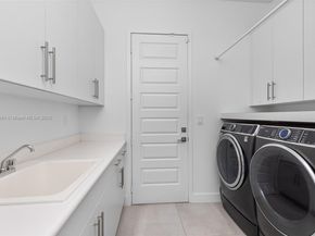 11125 N Sierra Ranch Dr, Davie FL 33324