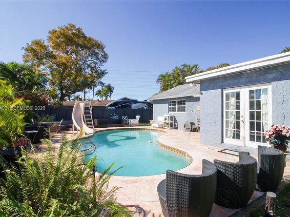 9710 NW 10th St, Pembroke Pines FL 33024