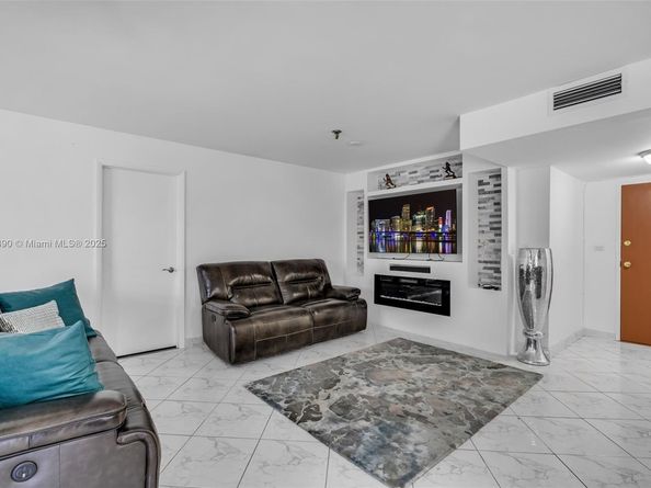 661 NE 195th St 312, Miami FL 33179
