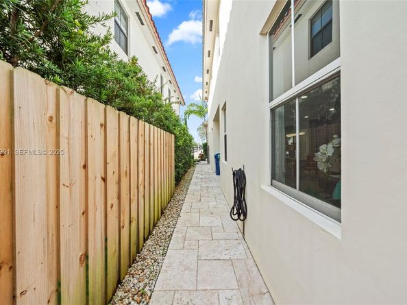 6933 NW 104th Ct, Doral FL 33178