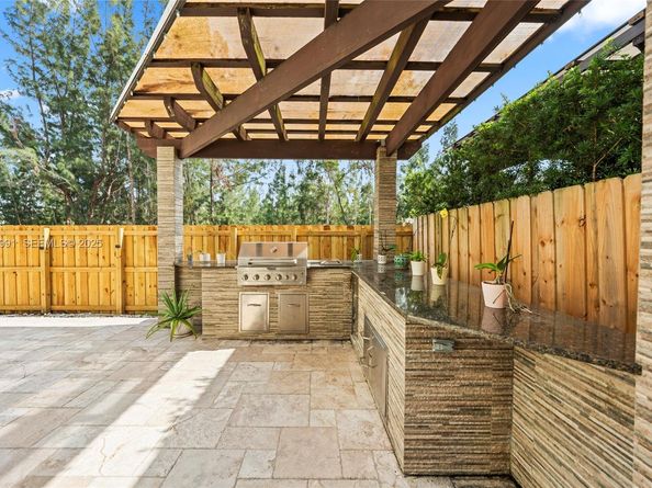 6933 NW 104th Ct, Doral FL 33178