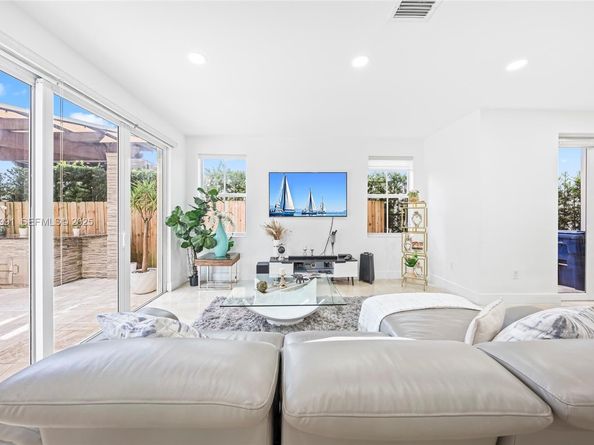 6933 NW 104th Ct, Doral FL 33178