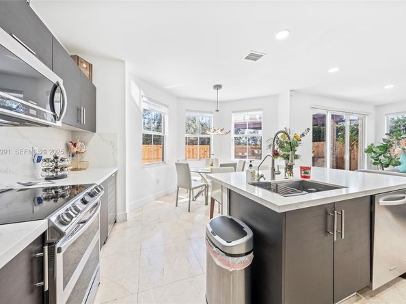 6933 NW 104th Ct, Doral FL 33178