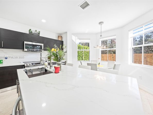 6933 NW 104th Ct, Doral FL 33178