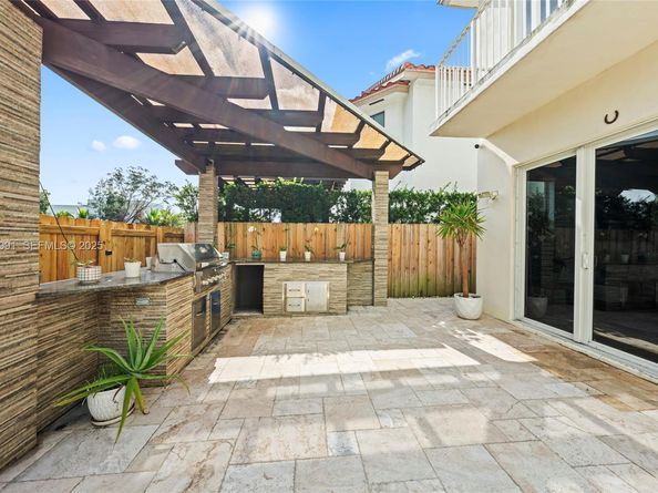 6933 NW 104th Ct, Doral FL 33178