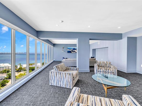 11 Island av 2010, Miami Beach FL 33139
