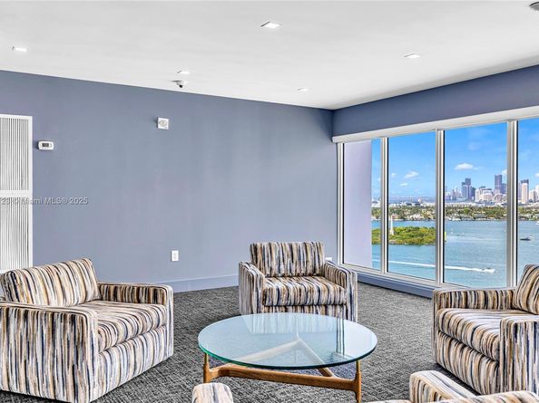 11 Island av 2010, Miami Beach FL 33139