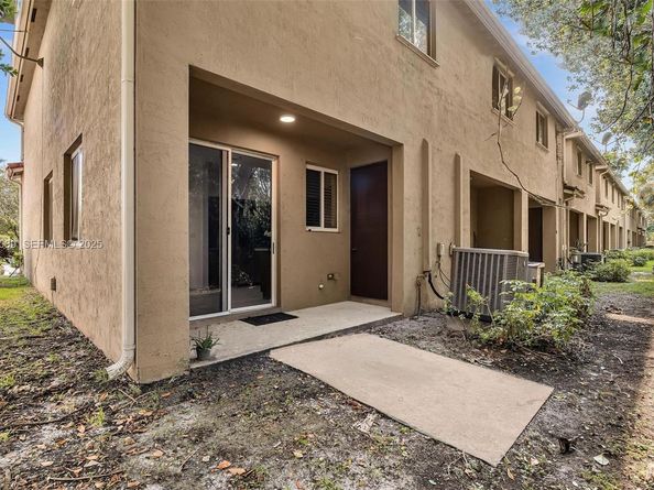 21205 NW 14 Pl 819, Miami Gardens FL 33169