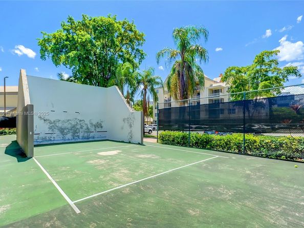 8290 Lake Dr 443, Doral FL 33166