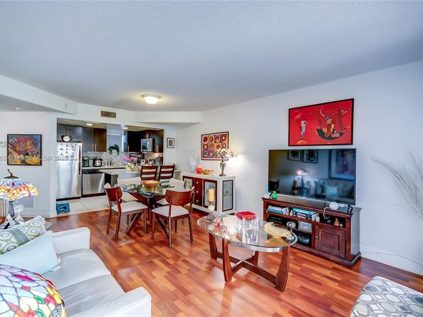 8290 Lake Dr 443, Doral FL 33166