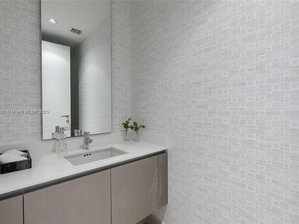 3300 NE 188th St 818, Aventura FL 33180