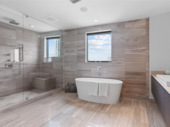 3300 NE 188th St 818, Aventura FL 33180