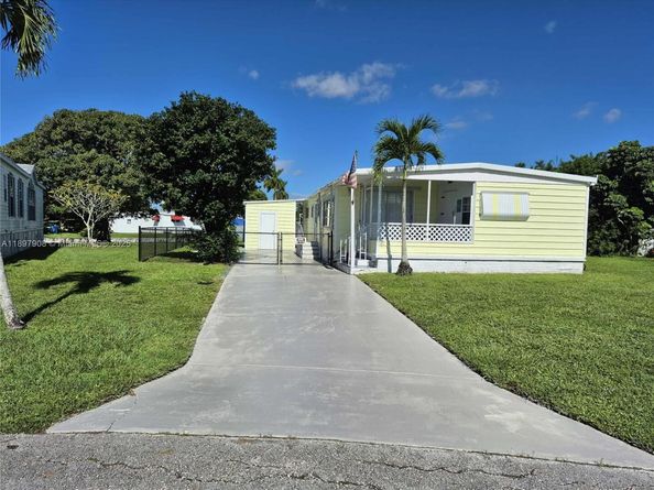 8397 SW 21st Ct, Davie FL 33324