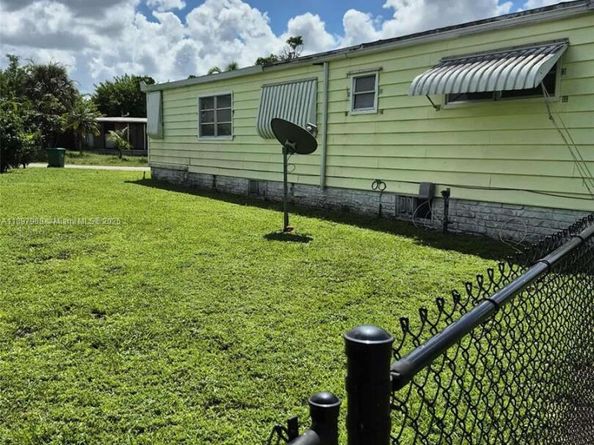8397 SW 21st Ct, Davie FL 33324