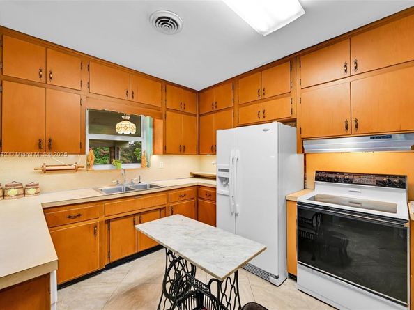 85 NW 21st St, Homestead FL 33030