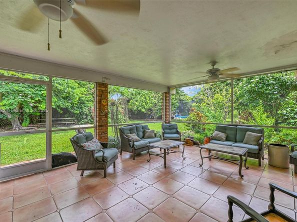 85 NW 21st St, Homestead FL 33030