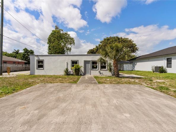 607 SW 3rd St, Delray Beach FL 33444