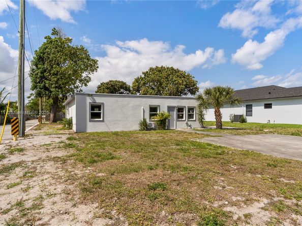 607 SW 3rd St, Delray Beach FL 33444