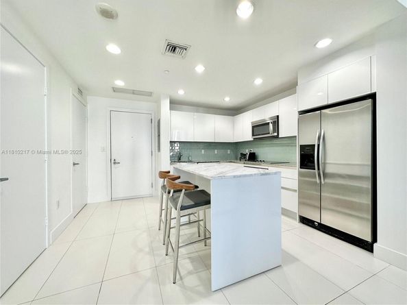 1060 Brickell Ave 801, Miami FL 33131