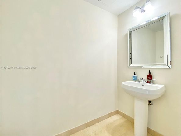 1060 Brickell Ave 801, Miami FL 33131