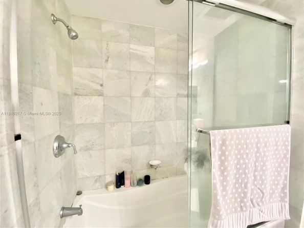 1060 Brickell Ave 801, Miami FL 33131