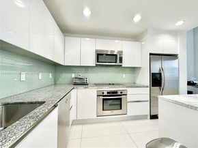 1060 Brickell Ave 801, Miami FL 33131