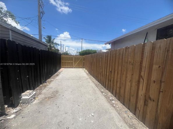 1800 SW 3rd St  unit B, Miami FL 33135