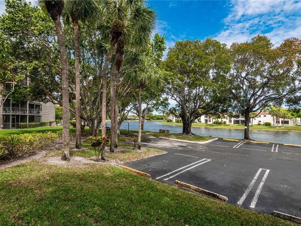 901 Colony Point Cir 102, Pembroke Pines FL 33026