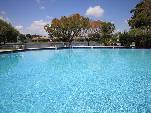 901 Colony Point Cir 102, Pembroke Pines FL 33026