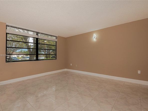 901 Colony Point Cir 102, Pembroke Pines FL 33026