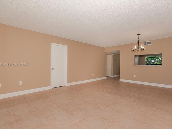 901 Colony Point Cir 102, Pembroke Pines FL 33026