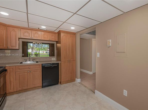 901 Colony Point Cir 102, Pembroke Pines FL 33026