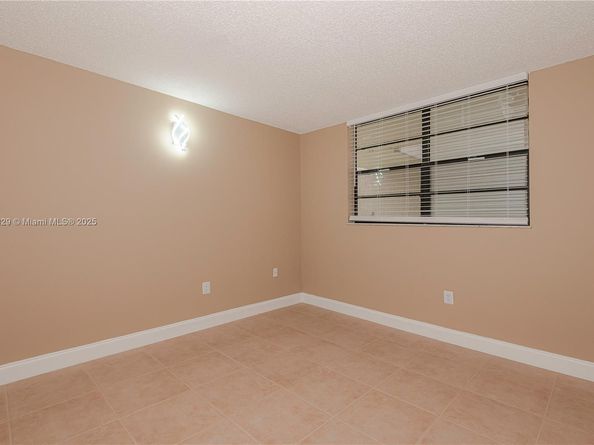 901 Colony Point Cir 102, Pembroke Pines FL 33026