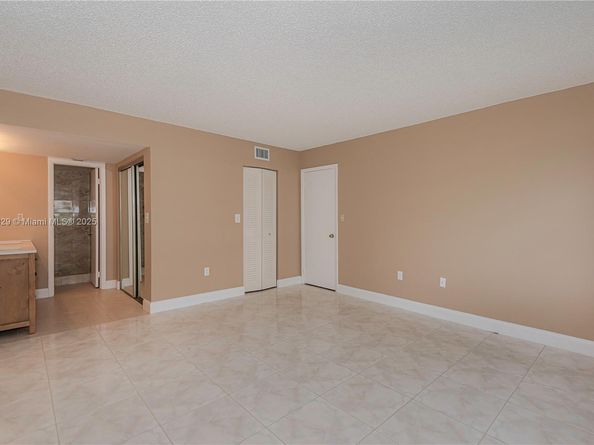 901 Colony Point Cir 102, Pembroke Pines FL 33026