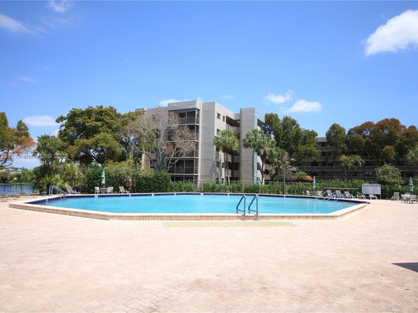 901 Colony Point Cir 102, Pembroke Pines FL 33026