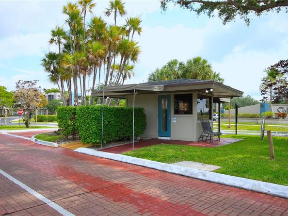 901 Colony Point Cir 102, Pembroke Pines FL 33026