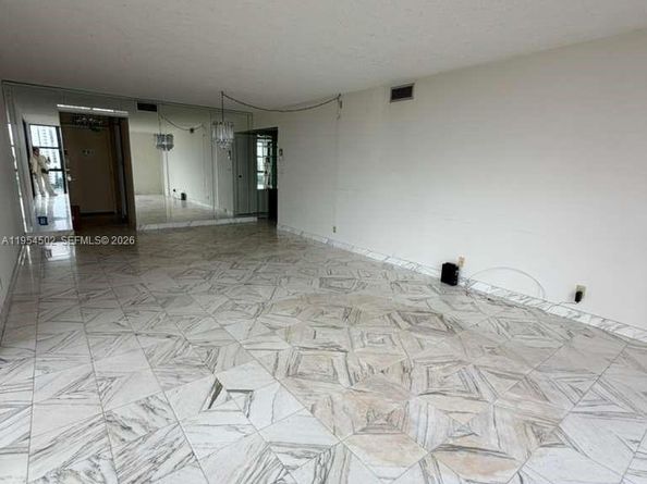 20379 W Country Club Dr 1433, Aventura FL 33180