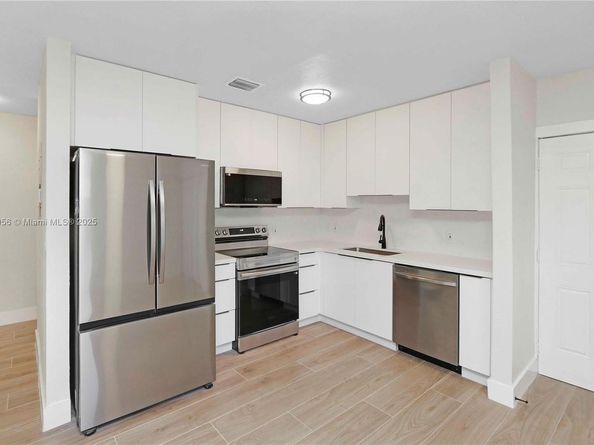 990 NE 159th St, North Miami Beach FL 33162